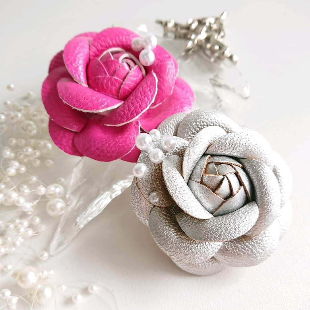 手作りのおしゃれな雑貨（コサージュにパール）