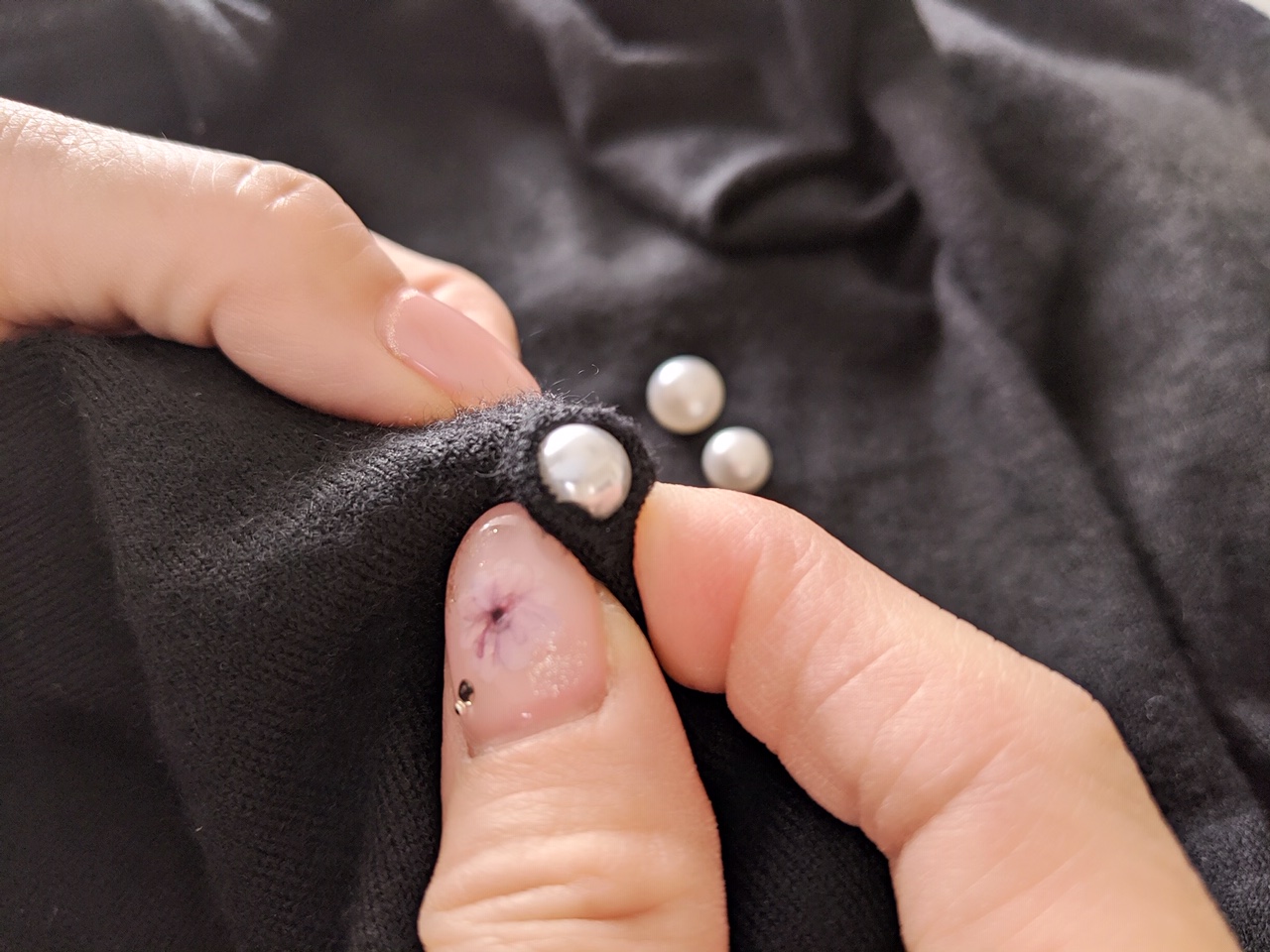 縫わないでパールのボタンをつける時にボタン穴の大きさの確認
