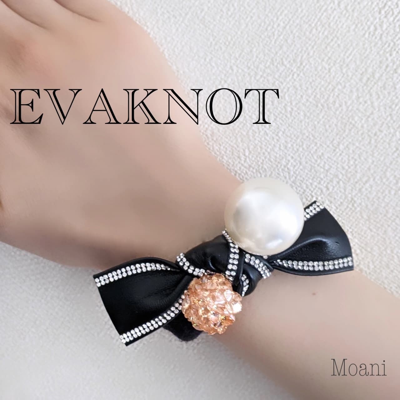 kikiオリジナルのエヴァダイヤを使用した手首につけたり髪を留るゴムにもなるアクセサリー『エヴァノット』